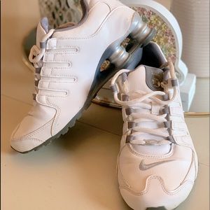 Women’s white Nike Shox size 6.